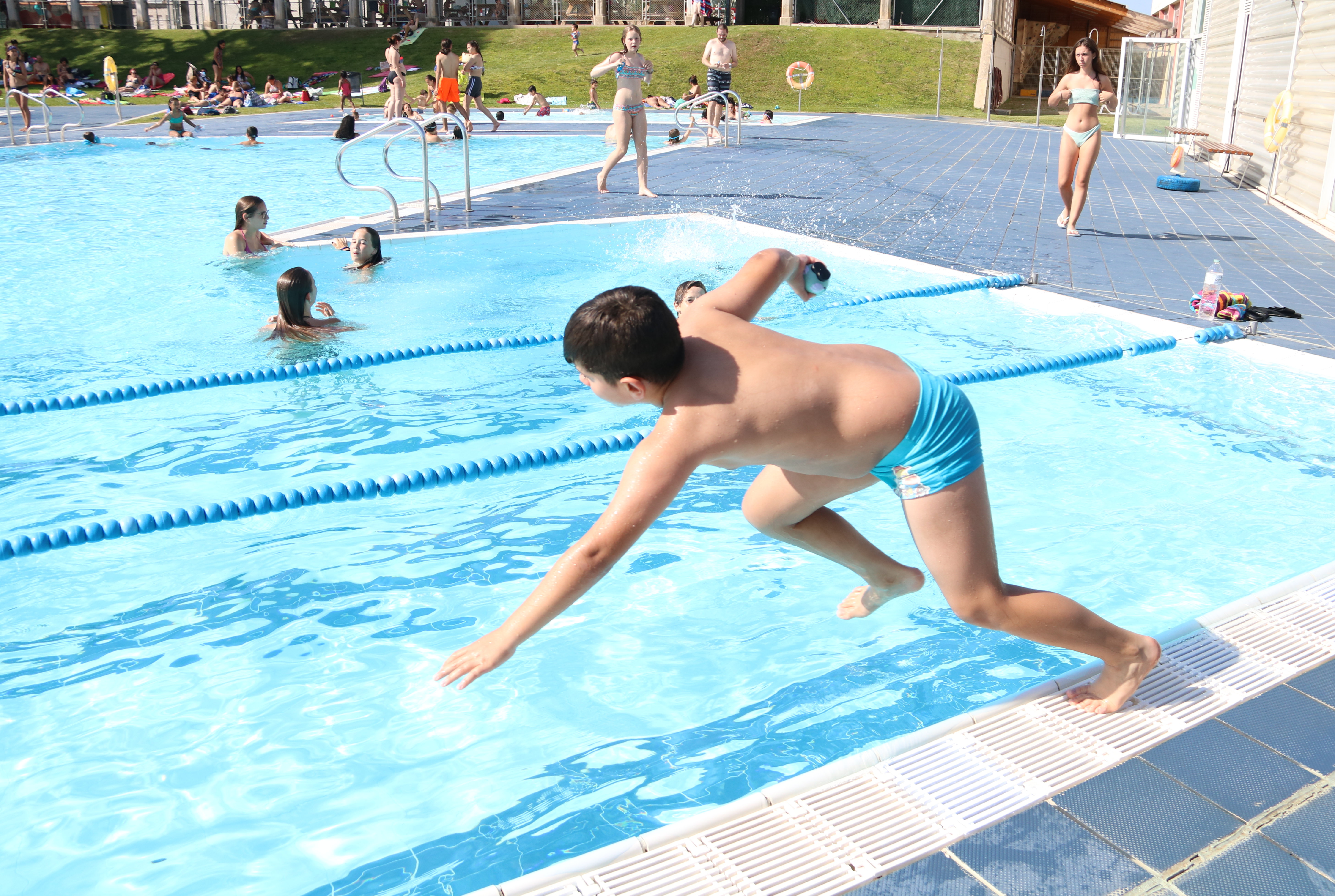 A child jumping into a swimming pool in Figueres (Gemma Tubert/ACN)